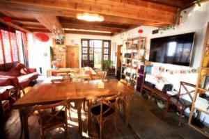 Tongli Begonia Flowers Guesthouse的电视和/或娱乐中心