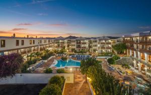 una vista aérea de un complejo de apartamentos con piscina en Nazaret Mansion en Costa Teguise