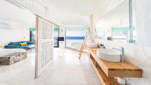 Кровать или кровати в номере Mandalina Suites +33 фотографии