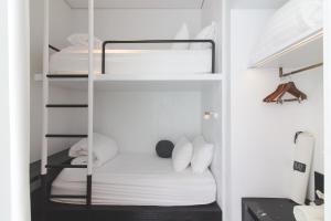 Veranda Resort & Villas Hua Hin Cha Am客房内的一张或多张床位
