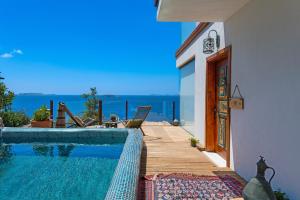 Бассейн в Mandalina Suites или поблизости