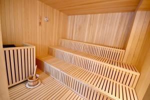 eine hölzerne Sauna mit einem Hut in der Mitte in der Unterkunft Bed & Breakfast Hotel Nives in Sulden