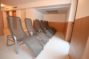 eine Reihe leerer Stühle in einem Wartezimmer in der Unterkunft Bed & Breakfast Hotel Nives in Sulden