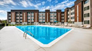 uma imagem de uma piscina em frente a um edifício em Holiday Inn Express Louisville Airport Expo Center, an IHG Hotel em Louisville