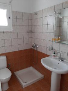 ein Bad mit einem WC und einem Waschbecken in der Unterkunft Rodanthy II in Kateliós
