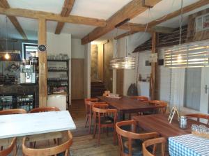 une salle à manger avec des tables et des chaises en bois dans l'établissement B&B Landhof Schober, à Weißbriach