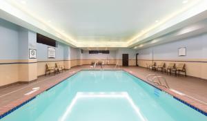 - une grande piscine dans une pièce avec des chaises dans l'établissement Staybridge Suites Seattle - Fremont, an IHG Hotel, à Seattle