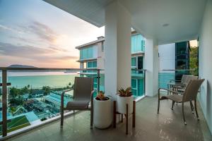 巴東海灘的住宿－貝克利夫閣樓公寓，阳台配有椅子,享有海景。