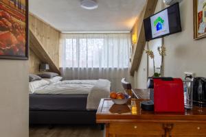 a bedroom with a bed and a table with a bowl of fruit at B&B Aan het Park Eindhoven in Eindhoven