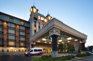 ein Van auf einem Parkplatz vor einem Gebäude geparkt in der Unterkunft Crowne Plaza Louisville Airport Expo Center, an IHG Hotel in Louisville