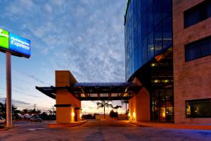 un grand bâtiment avec un panneau devant lui dans l'établissement Holiday Inn Express Nuevo Laredo, an IHG Hotel, à Nuevo Laredo