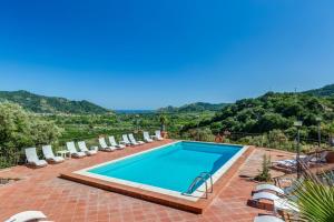 una piscina con tumbonas y una piscina con sauna en Il Poggio Country Resort en Graniti