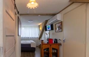 un couloir avec une chambre avec un lit et une fenêtre dans l'établissement B&B Aan het Park Eindhoven, à Eindhoven