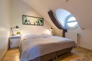 una camera con un grande letto e una finestra di The Greenery Apartments a Vienna
