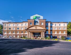 ein Hotel mit Parkplatz davor in der Unterkunft Holiday Inn Express & Suites Wytheville, an IHG Hotel in Wytheville