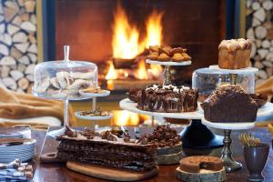 una mesa con pasteles y otros postres a la vista en Grand Hotel Soleil d'Or, en Megève 67 fotos más