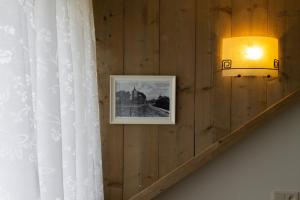 a wall with two lights and a picture on the wall at B&B Aan het Park Eindhoven in Eindhoven