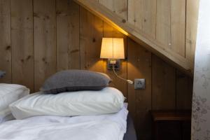 a bedroom with a bed with a lamp on it at B&B Aan het Park Eindhoven in Eindhoven