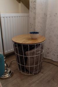 a small table with a bowl on top of it at B&B Aan het Park Eindhoven in Eindhoven