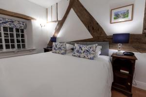 Säng eller sängar i ett rum på West Arms Hotel