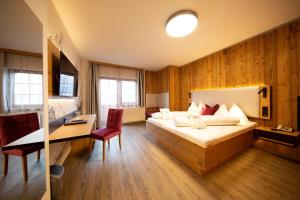 Habitación de hotel con cama y escritorio en Felsners Hotel & Restaurant, en Haus im Ennstal