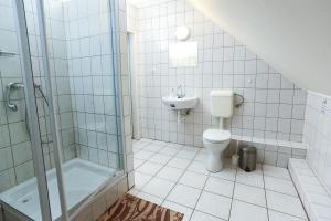Koupelna v ubytování GÁRDI APARTMAN