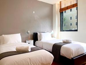 Un pat sau paturi într-o cameră la ReadySet Apartments on King