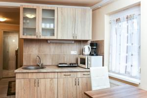 Kuchyň nebo kuchyňský kout v ubytování GÁRDI APARTMAN