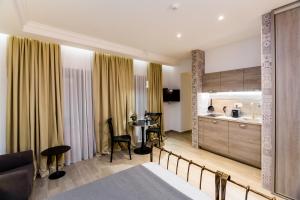 a room with a bed and a kitchen at Boutique Apart Upe in Tbilisi City
