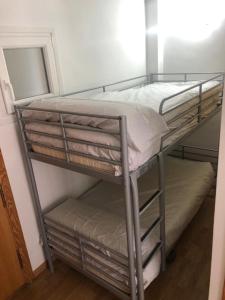 Una cama o camas cuchetas en una habitación  de GLP Sierra nevada