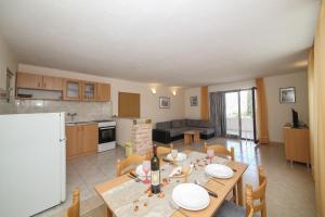 Kuchyň nebo kuchyňský kout v ubytování Holiday home Sego