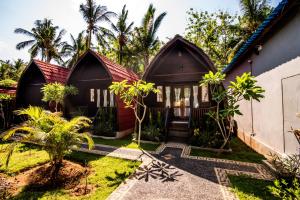 una casa en medio de un jardín en Sekar Ayu Spa Salon & Bungalow, en Nusa Penida