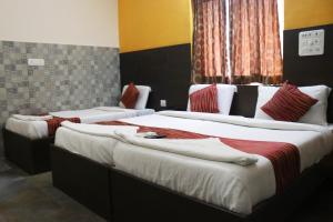 Postel nebo postele na pokoji v ubytování Season 4 Residences -Thiruvanmiyur Near Tidel park Apollo Proton cancer center and IIT Madras Research Park
