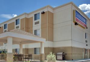 un hotel con un cartello sul lato di un edificio di Candlewood Suites Nogales, an IHG Hotel a Nogales