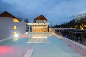 Bazén v ubytování Palmyrah Surin Beach Residence nebo v jeho okolí