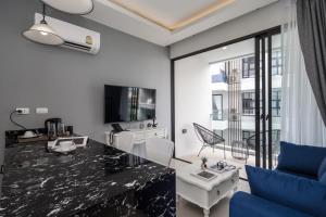 TV a/nebo společenská místnost v ubytování Palmyrah Surin Beach Residence