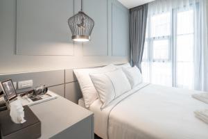 Postel nebo postele na pokoji v ubytování Palmyrah Surin Beach Residence
