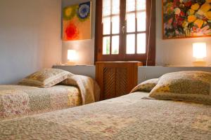 Postel nebo postele na pokoji v ubytování Casas Rurales Pradina I y II