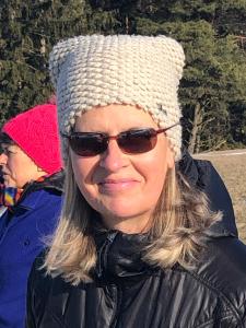 a woman wearing a knit hat and sunglasses at Petra Maria Sölle - Ferienhaus sehr privat in Lake Pressegg