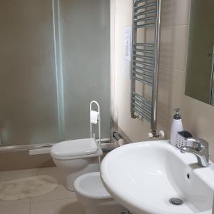 巴里B&B GANAJ - Corso Italia 89 - BARI的带马桶和水槽的白色浴室 更多9张照片