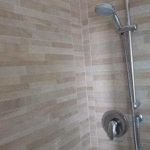 eine Dusche mit Duschkopf in einem Badezimmer in der Unterkunft B&B GANAJ - Corso Italia 89 - BARI in Bari