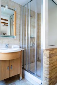 Ένα μπάνιο στο FLORIT FLATS - Cozy Wifi AC Loft In the Heart of Ruzafa