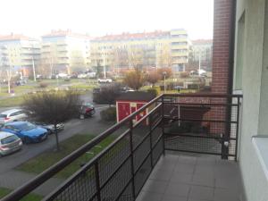 einen Balkon mit Blick auf einen Parkplatz in der Unterkunft Stronska in Breslau