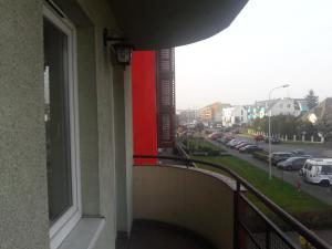 einen Balkon eines Gebäudes mit Straßenblick in der Unterkunft Stronska in Breslau