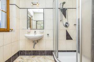 A bathroom at Appartement Oberreiter