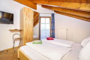 A bed or beds in a room at Appartement Oberreiter