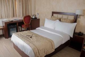 Mamba Point Hotel客房内的一张或多张床位