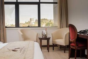 Mamba Point Hotel客房内的一张或多张床位