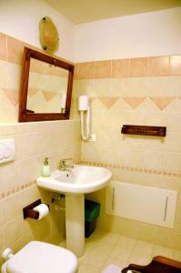 A bathroom at La Corte Di Gerardo Még 13 kép