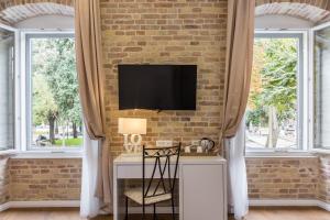 Televízia a/alebo spoločenská miestnosť v ubytovaní Pellegrini Luxury Rooms